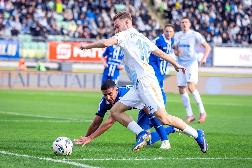    В атаке лучший бомбардир питерского "Зенита" в этом чемпионате России Максим Глушенков. / Анна Мейер / ФК "Зенит" / ТАСС