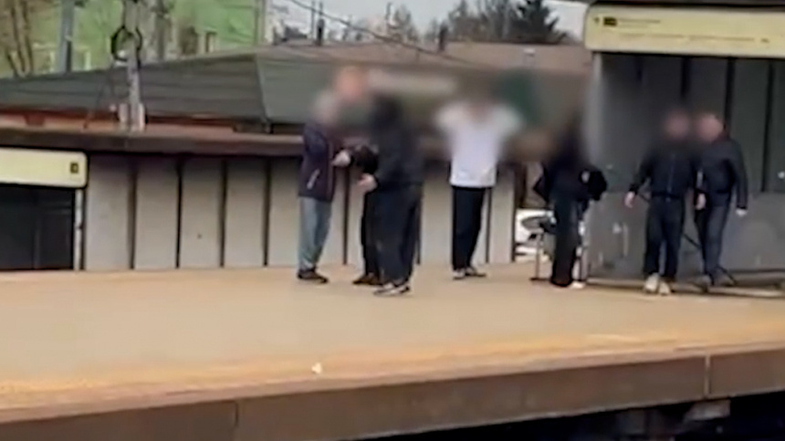 Группа подростков с ножами и электрошокерами напала на сверстников в Подмосковье