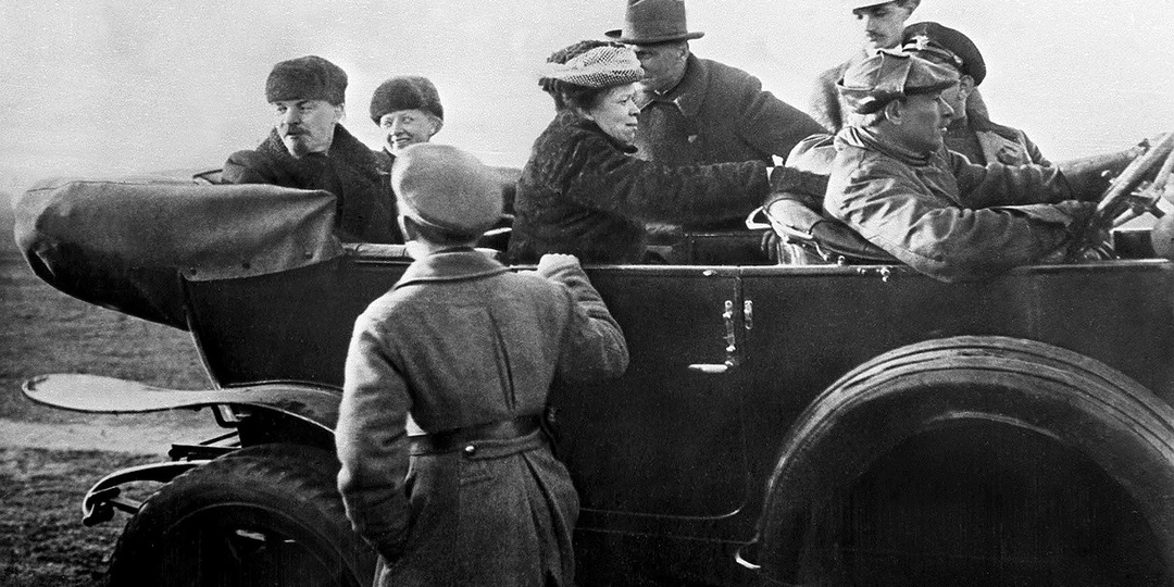 В России Владимир Ленин и его соратники завоевали доверие простых людей и сделали ставку на молодёжь