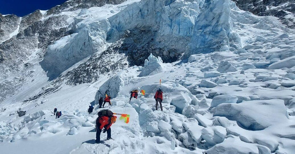Гигантский серак препятствует продвижению на Эвересте. Использование кислорода заболевшими