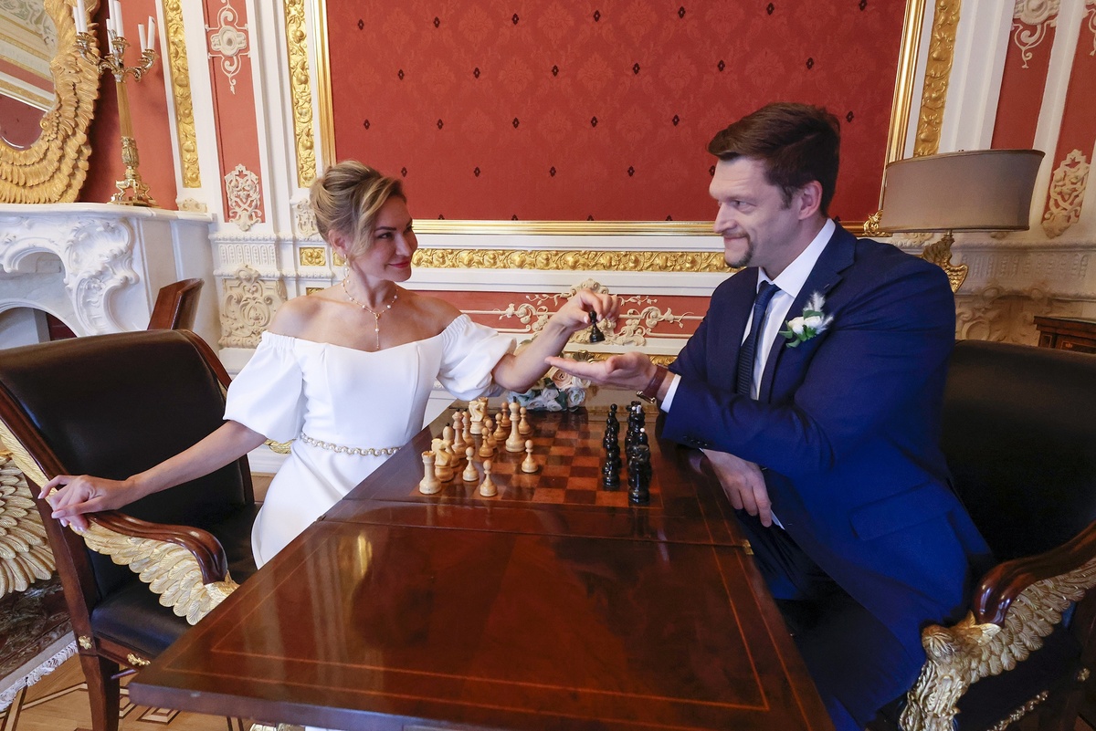    Людмила и Станислав Паулаускас в Музее шахмат на Гоголевском бульваре сыграли партию и свадьбу. / Константин Завражин/ РГ