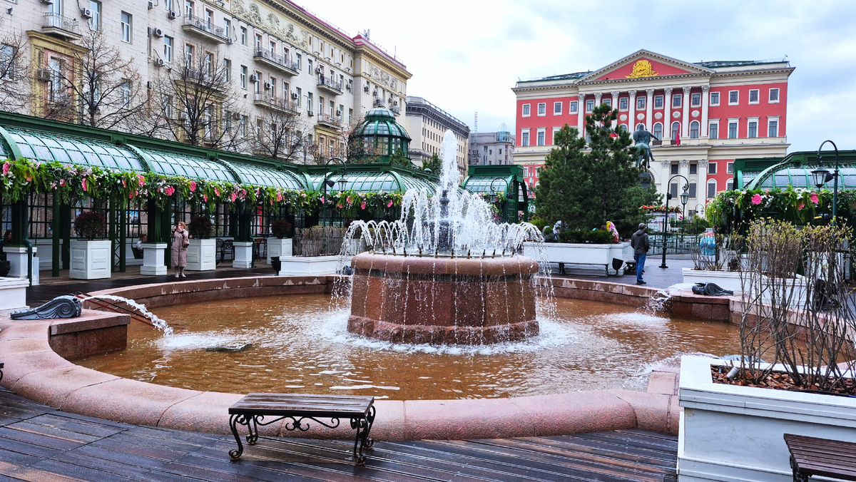 Фонтан на Тверской площади в апреле 2026 (листайте галерею, всего 3 фото). Фото автора статьи