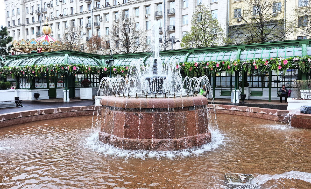 Фонтан на Тверской площади в апреле 2026 (листайте галерею, всего 3 фото). Фото автора статьи
