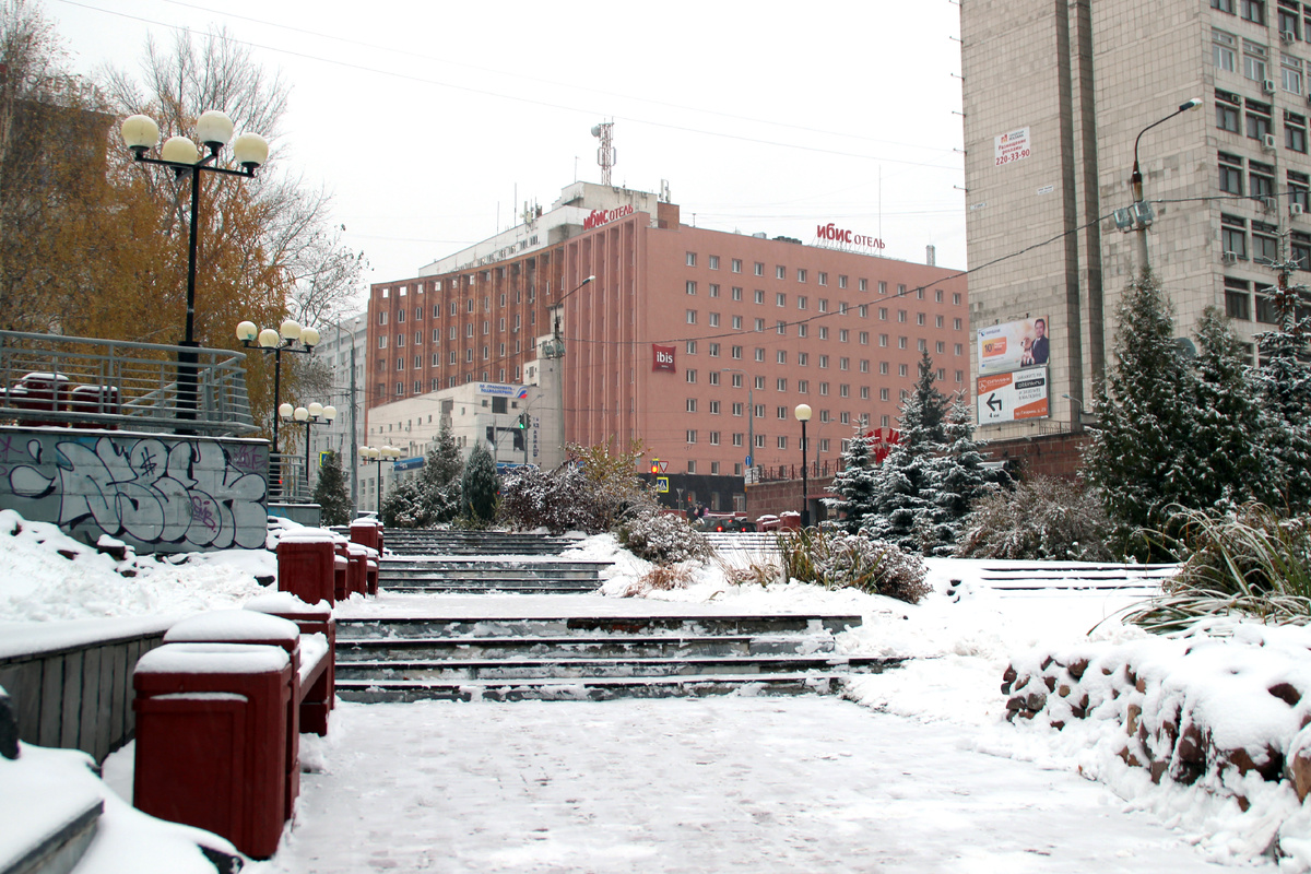 Наш отель - первое, что мы увидели. Приехали ночью, от вокзала ехали по темноте. Заселившись, сразу легли спать. Только с утра началось наше знакомство с городом. 
