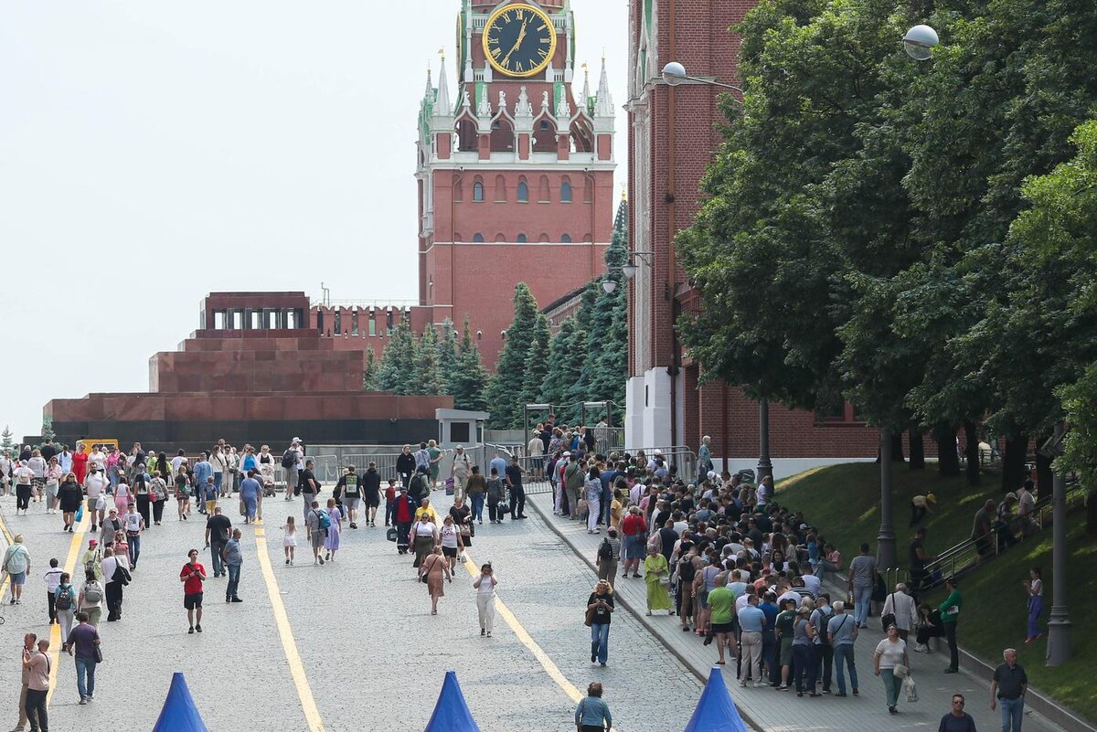 Очередь движется быстрее, чем кажется: 20-40 минут в будни утром