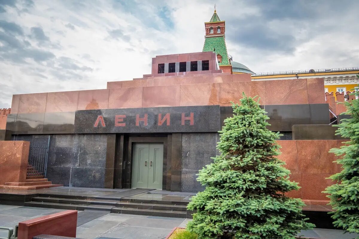 Над входом — лаконичная надпись из красного кварцита, ставшая символом эпохи