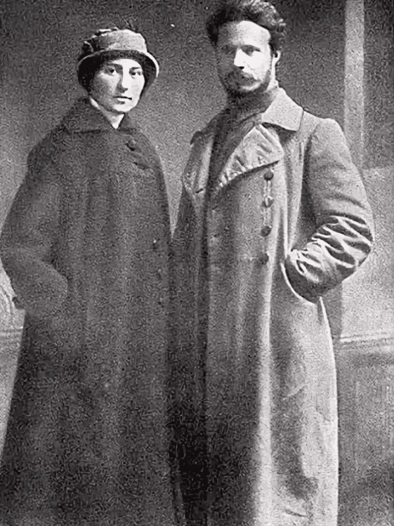 Фрунзе с женой Софьей. Около 1917 года