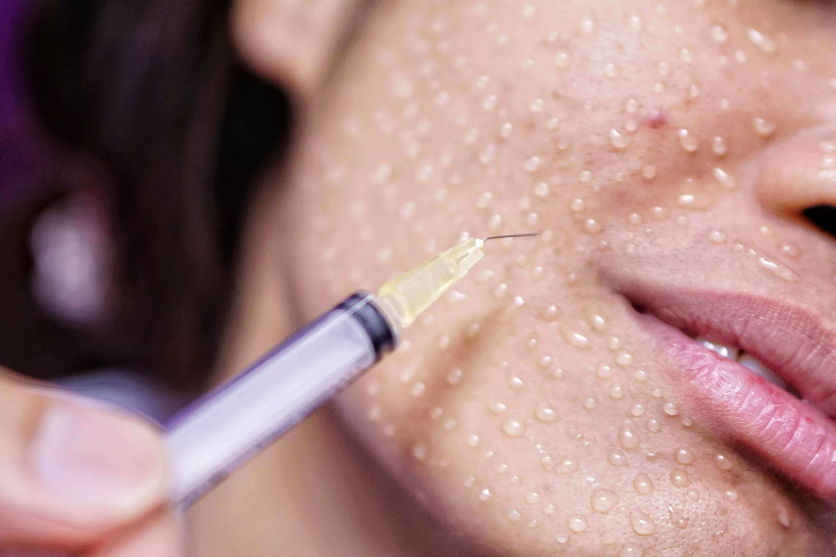 Пептид P199 действует не как «строительный материал» для кожи, а как сигнал собственным стволовым клеткам — заново включить процессы обновления, которые с возрастом замедляются.