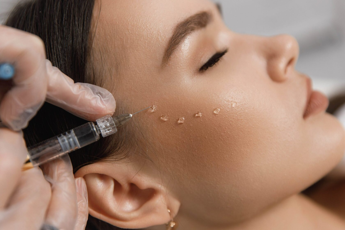 В Hyalual гиалуроновая и янтарная кислоты работают в тандеме: одна создаёт среду для увлажнения и коллагена, другая — снимает воспаление и активизирует микроциркуляцию. Вместе они дают больше, чем каждая по отдельности.