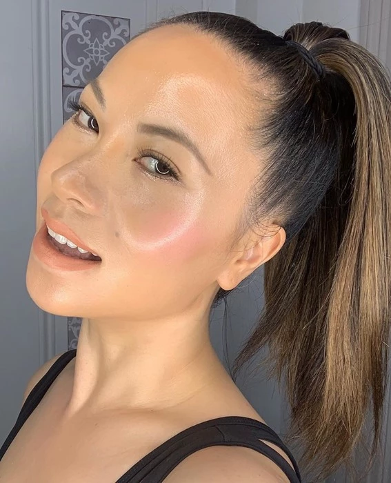 Dolphin skin — главный бьюти-тренд 2026 года: эффект гладкой, влажной, переливающейся изнутри кожи. Биоревитализация даёт его не макияжем, а работой с самой кожей.