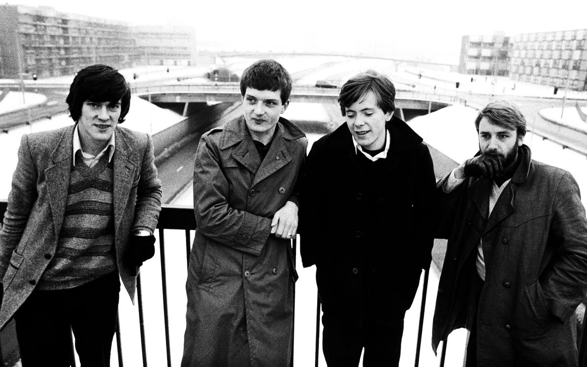 После смерти вокалиста Иэна Кёртиса (второй слева) Стивен Моррис, Бернард Самнер и Питер Хук из Joy Division сформировали группу New Order и создали совершенно другое звучание. Фото: Кевин Камминс/Getty Images