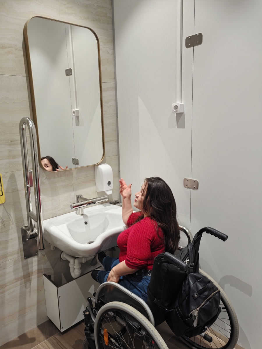 Туалет в «Эрмитаже». Удобная раковина со встроенной в кран сушилкой, но высоким зеркалом и неудобным дозатором для жидкого мыла. Одной рукой воспользоваться не смогла, кнопка тугая.