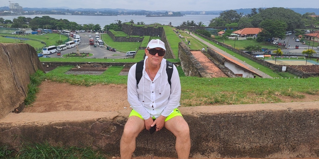 Отставники, офицеры-связисты в охрану не идут. Идут в адвокаты по разводам...