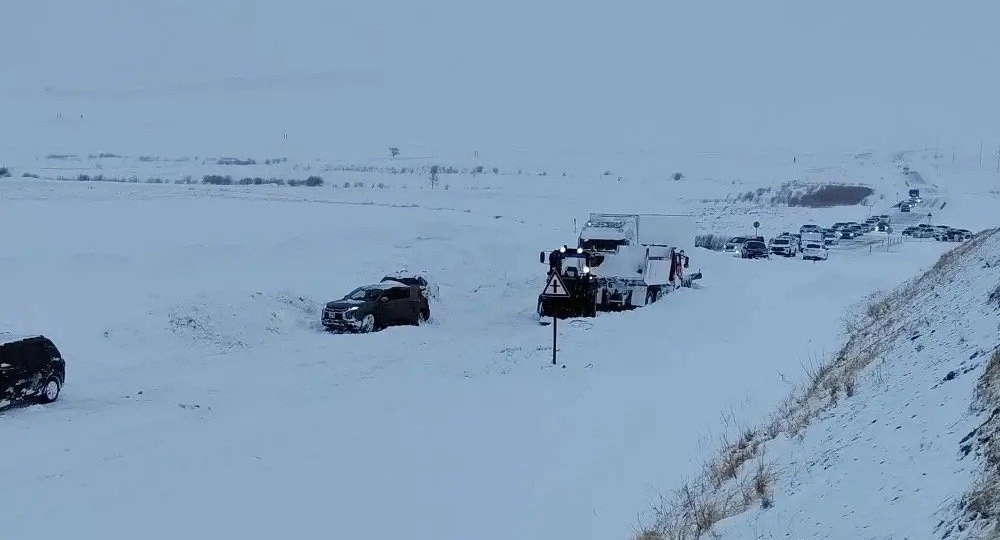 Более 100 человек эвакуированы из снежного затора на трассе Чита–Забайкальск