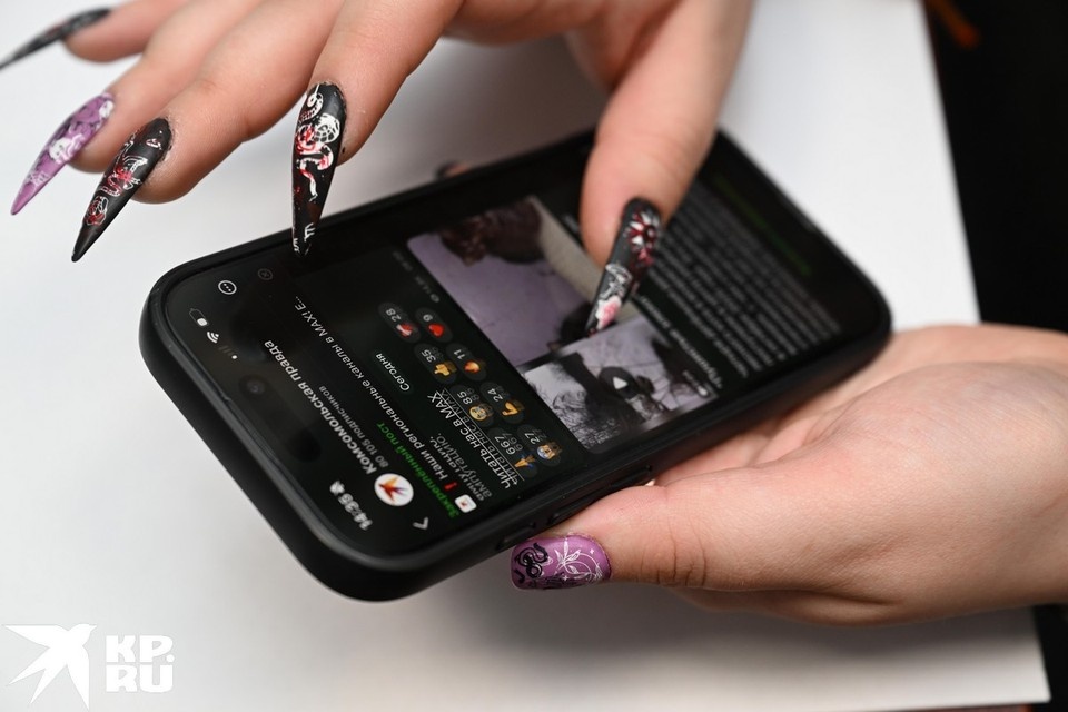    Придется показывать пограничникам список своих контактов, подписки, переписки, чаты, фото... Михаил ФРОЛОВ