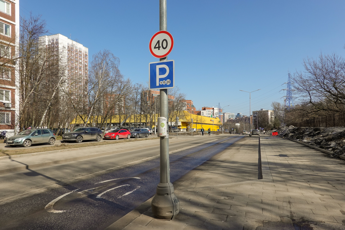 Пустующая платная парковка около Воронцовского парка. Она никому не нужна, кроме её устроителей