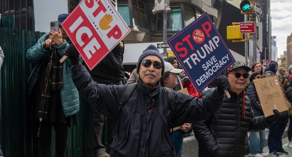 Активисты забросали офис иммиграционной полиции США резиновыми пенисами