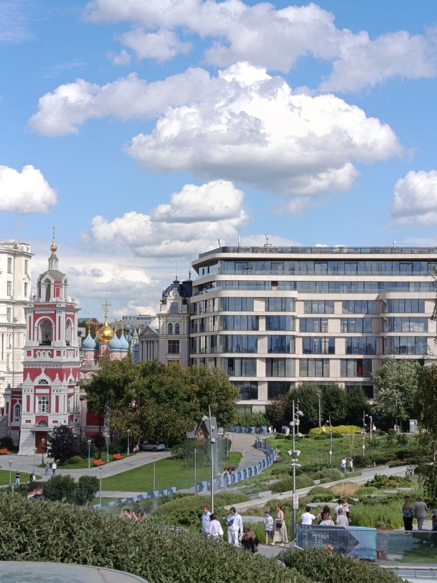 Улица Варварка и парк Зарядье