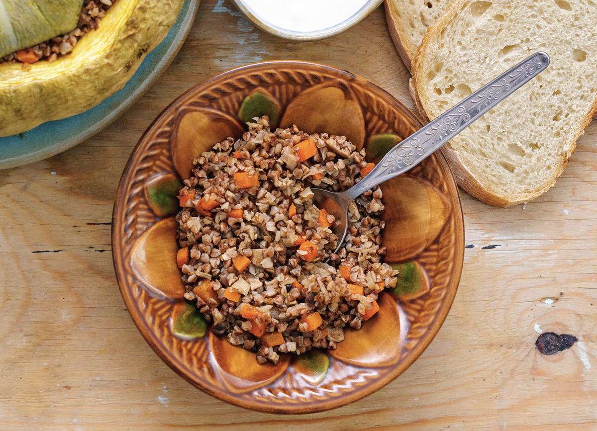 Гречка сочетается и с овощами, и с молоком, и с любым мясом