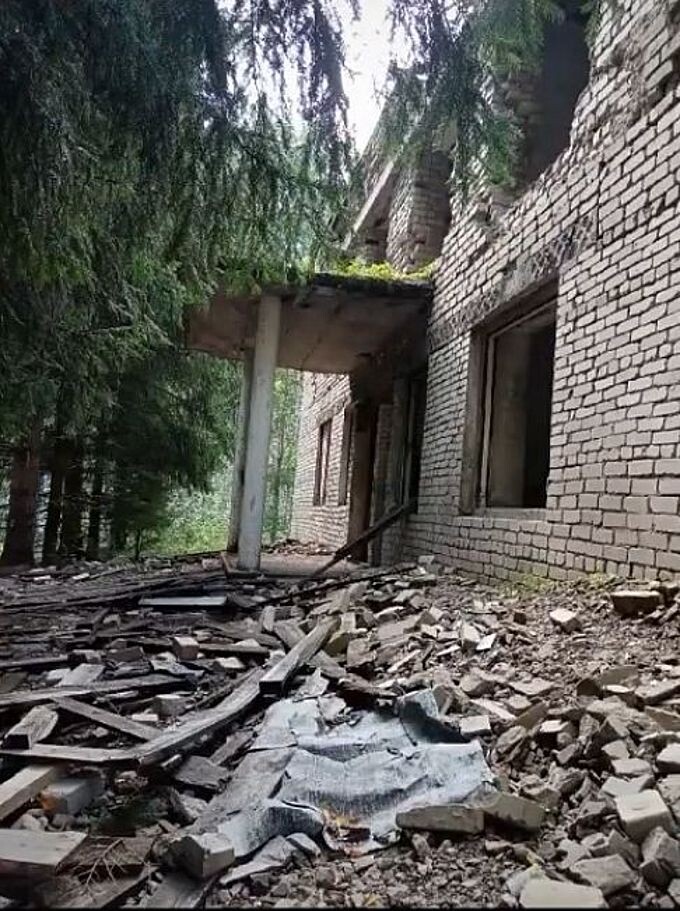 Разрушенный фасад кирпичного здания