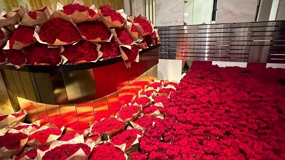 Москвич заплатил 70 миллионов рублей за признание в любви: как курьеры всю ночь носили миллион роз в Раменках.