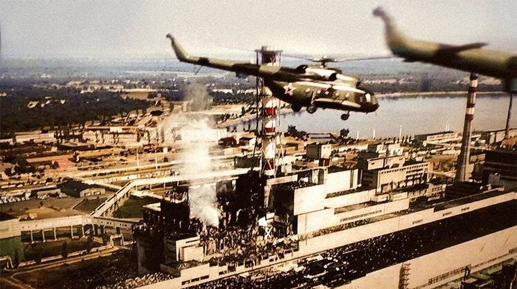     В первые недели после катастрофы в жерло разрушенного реактора было сброшено с вертолетов несколько тысяч тонн карбида бора, свинца и других материалов с целью остановить выброс радиоактивности