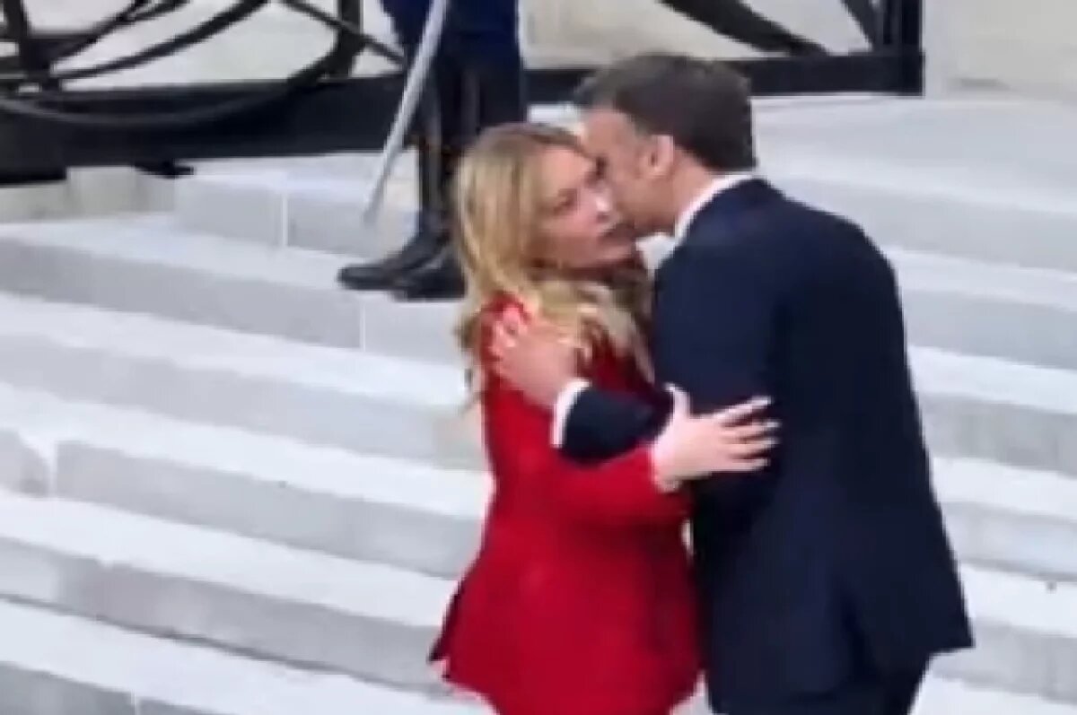    Отвращение Мелони: Брижит обвинили в скандале с объятиями Макрона в Париже