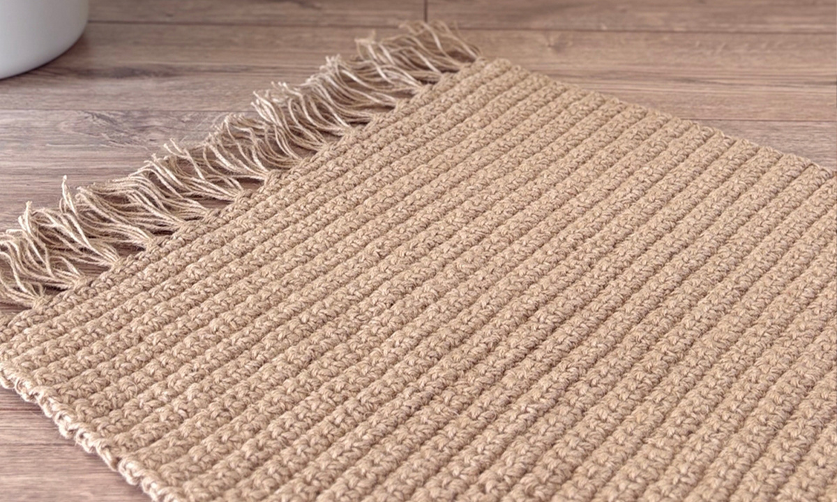 Джутовый ковёр RoLens Jute — пример ковра с коротким ворсом и плотным плоским плетением. В отличие от пушистых шэгги, он не накапливает пыль, легко чистится и подходит для прихожей, кухни, детской. Натуральный джут, ручная работа.
