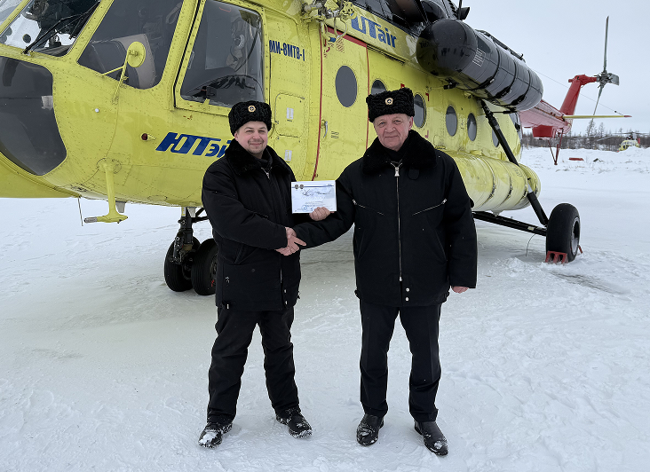 Дмитрий Сеногноев, командир Ми-8 авиаэскадрильи № 1 летного отряда № 6 и Евгений Шулепов, командир летного отряда № 6