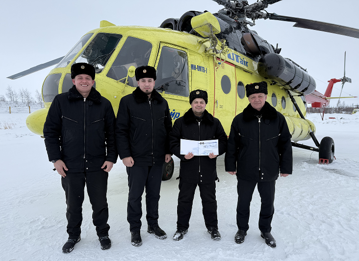 На фото слева направо: Дмитрий Хомутов, бортмеханик Ми-8 летного отряда № 6
Артем Абрамов, второй пилот Ми-8 авиаэскадрильи № 1 летного отряда № 6
Дмитрий Сеногноев, командир Ми-8 авиаэскадрильи № 1 летного отряда № 6
Евгений Шулепов, командир летного отряда № 6