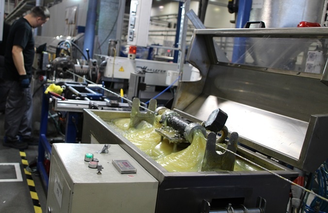 Один из этапов нанесения защиты на кабель на действующем производстве