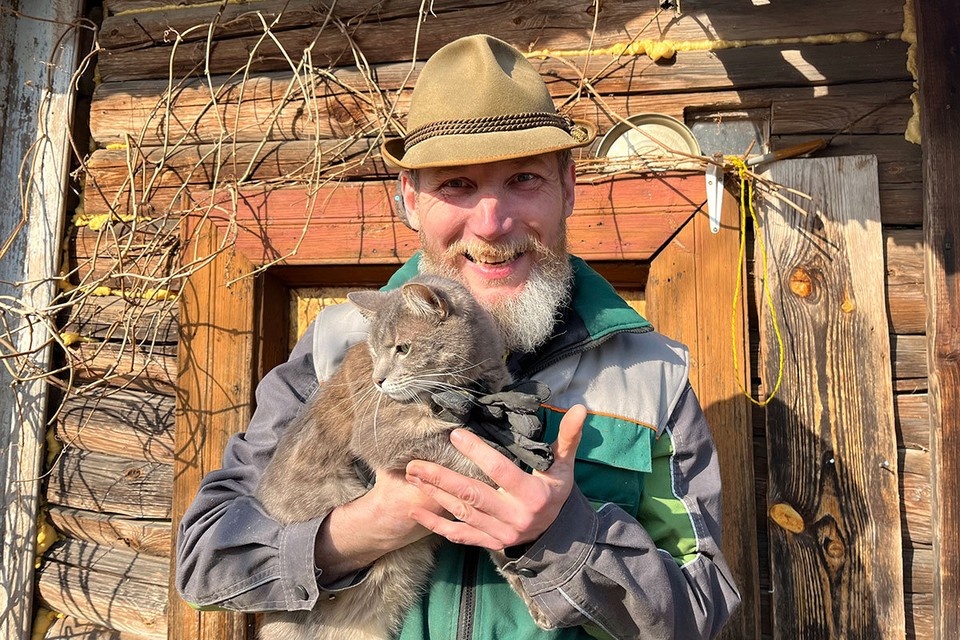    Житель деревни Жуково Псковской области Александр Бангер и его кошка Лапушка. Павел КЛОКОВ