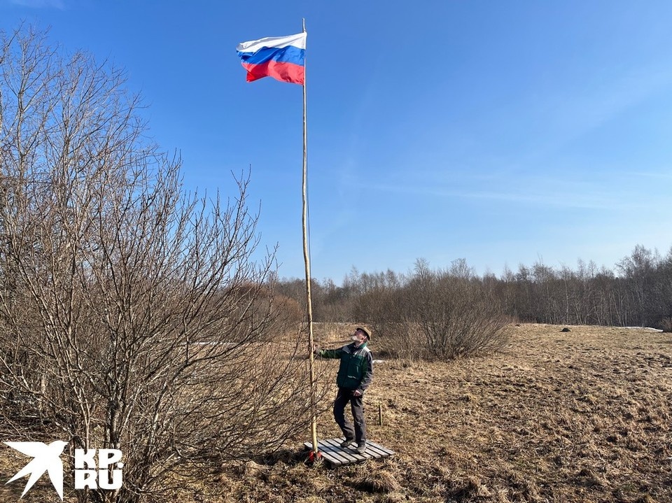    Переехав в Псковскую область, Александр Бангер в первую очередь водрузил возле дома российский флаг. Павел КЛОКОВ