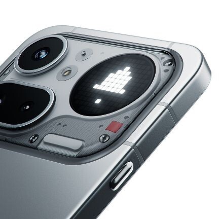 Тот самый обновленный Glyph Interface в действии: теперь уведомления — это не просто звук, а стильное пиксельное искусство прямо на спинке смартфона.