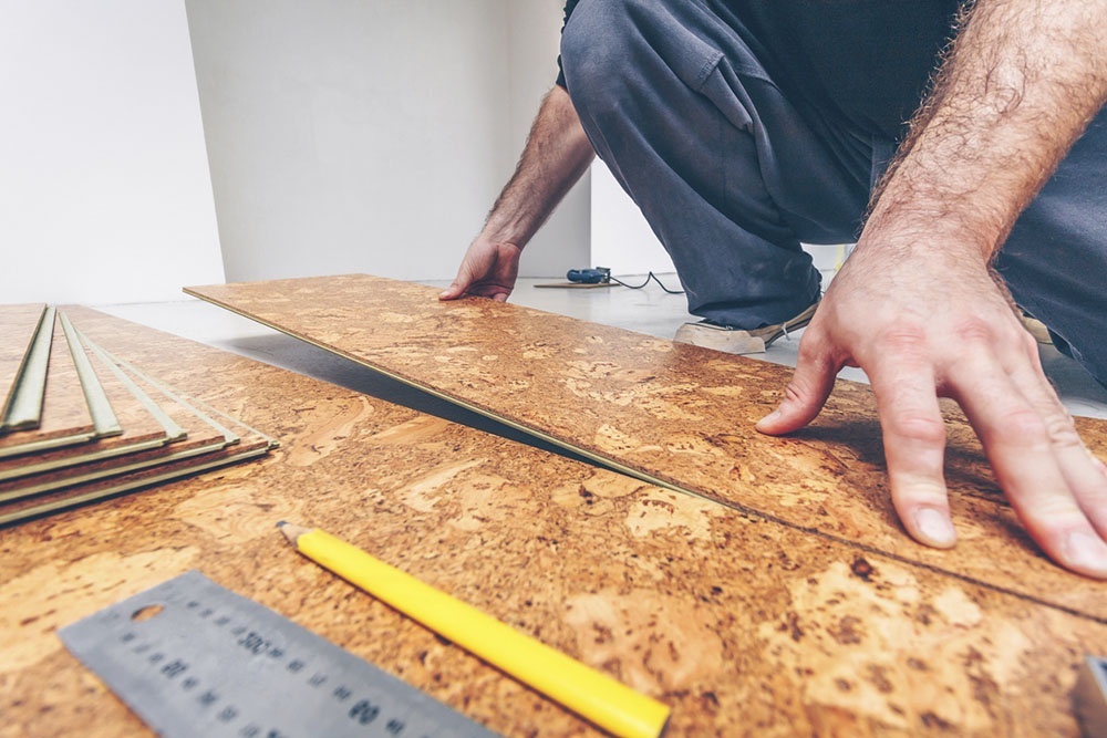    Пробковый пол традиционно делают из коры пробкового дуба. Современные многокомпонентные покрытия дешевле, но сохраняют свойства пробки. / Фото: iStock