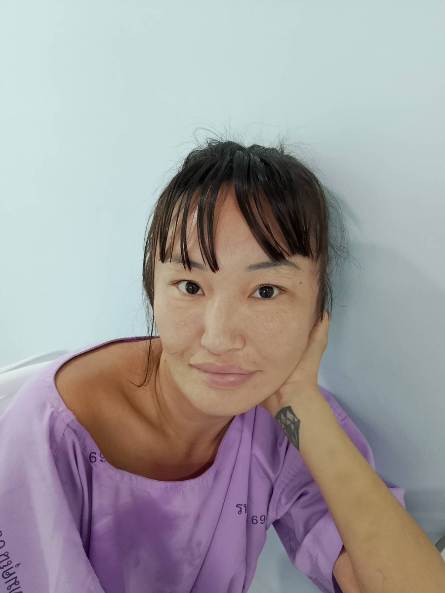 В больничной пижаме. 