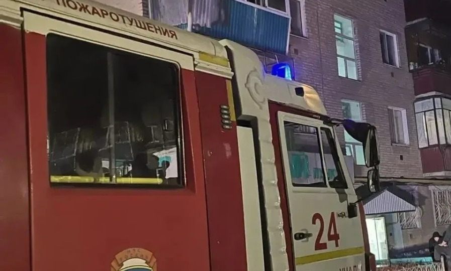 В Башкирии пожарные спасли 11 жильцов из горящего дома