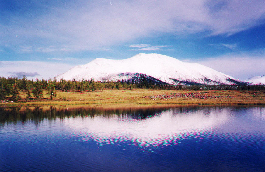 Фото 1. Улан-Ходинский гипербазитовый массив. Вид с северо-запада на юго-восток. На переднем плане озеро Хара-Нур. Август 1999 г.