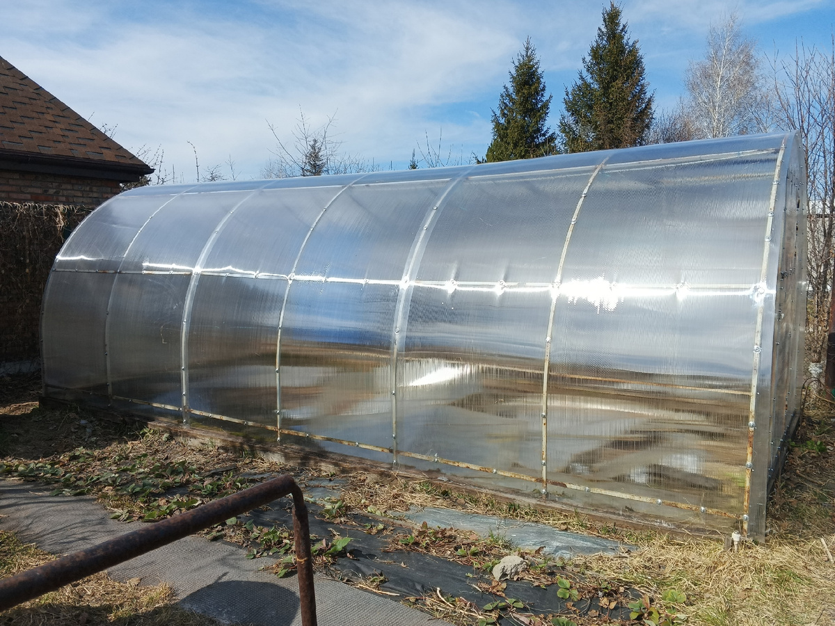 Внутри старые листы валяются, чтоб не унесло ветром до вывоза)