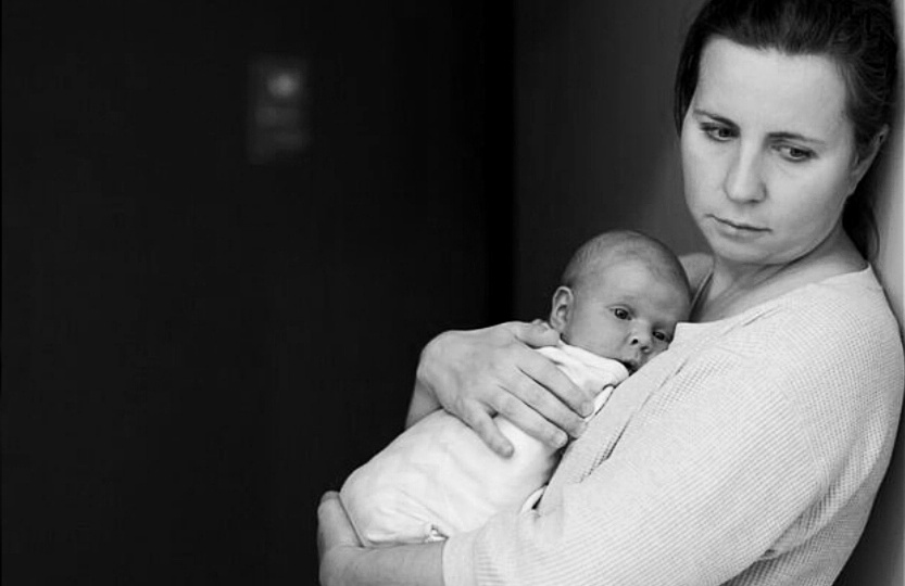 — У женщин после родов крыша едет, — попытался убедить ее муж