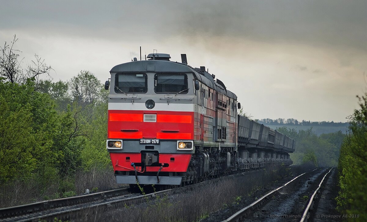 2ТЭ10М-2570. Украина, Днепропетровская область, Северный ГОК, перегон Сырьевая - Разгрузочная. Автор: DruliA. Дата: 27 апреля 2018 г.