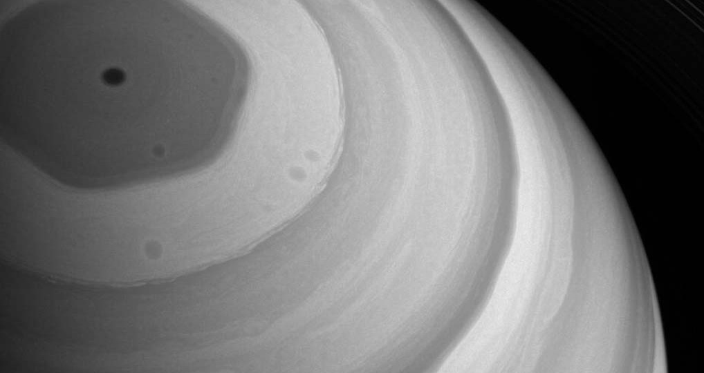 Шестиугольник Сатурна: атмосферная аномалия с гигантским вихрем в центре