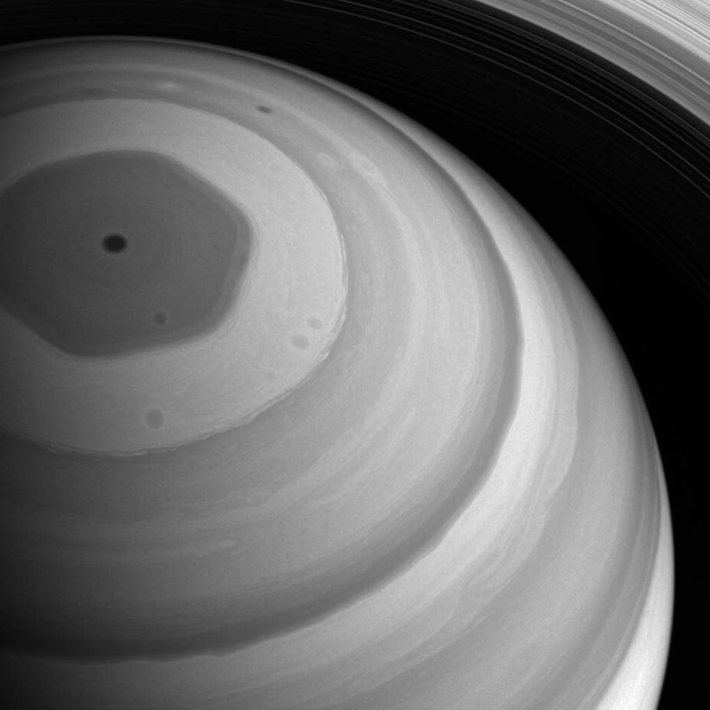 Шестиугольник и центральный вихрь на северном полюсе Сатурна. Снимок аппарата NASA "Кассини", 9 сентября 2016 года / © NASA/JPL-Caltech/SSI