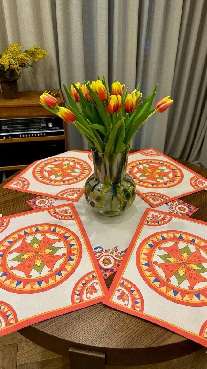 плейсматы из коллекции «Прялки» на столе.
