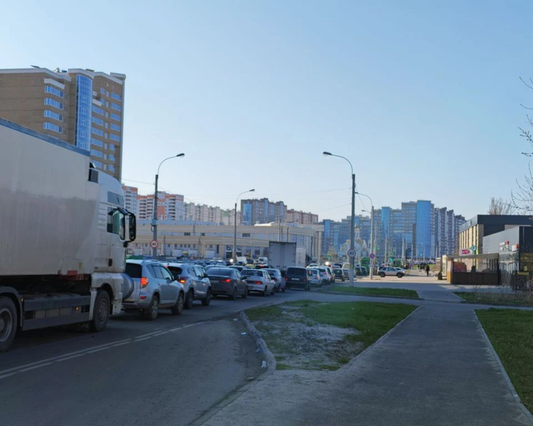    Утро понедельника в Курске началось с серьёзных пробок на проспекте Дериглазова
