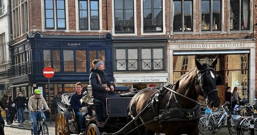 Бельгия,Брюгге: где за каждым поворотом — открытка,мост слепого осла ,рыночная площадь город романтиков и много других интересных мест