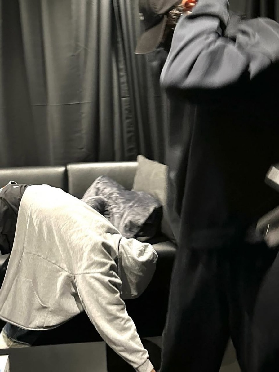 Из соцсетей BTS. Пост с названием "Верни" (вероятно, сцена коварного похищения и сокрытия кроссовок, в комнате ожидания.