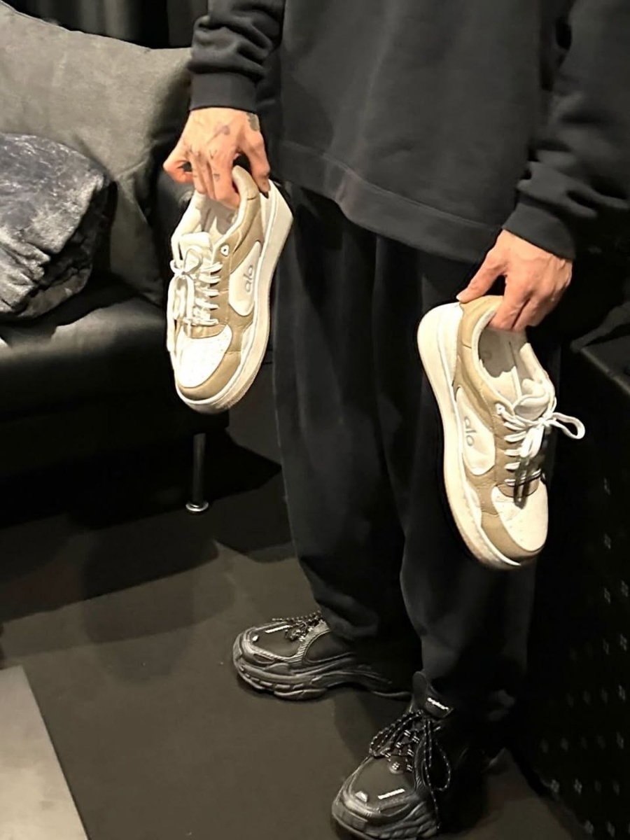 Из соцсетей BTS. Пост с названием "Верни" (вероятно, сцена коварного похищения и сокрытия кроссовок, в комнате ожидания.