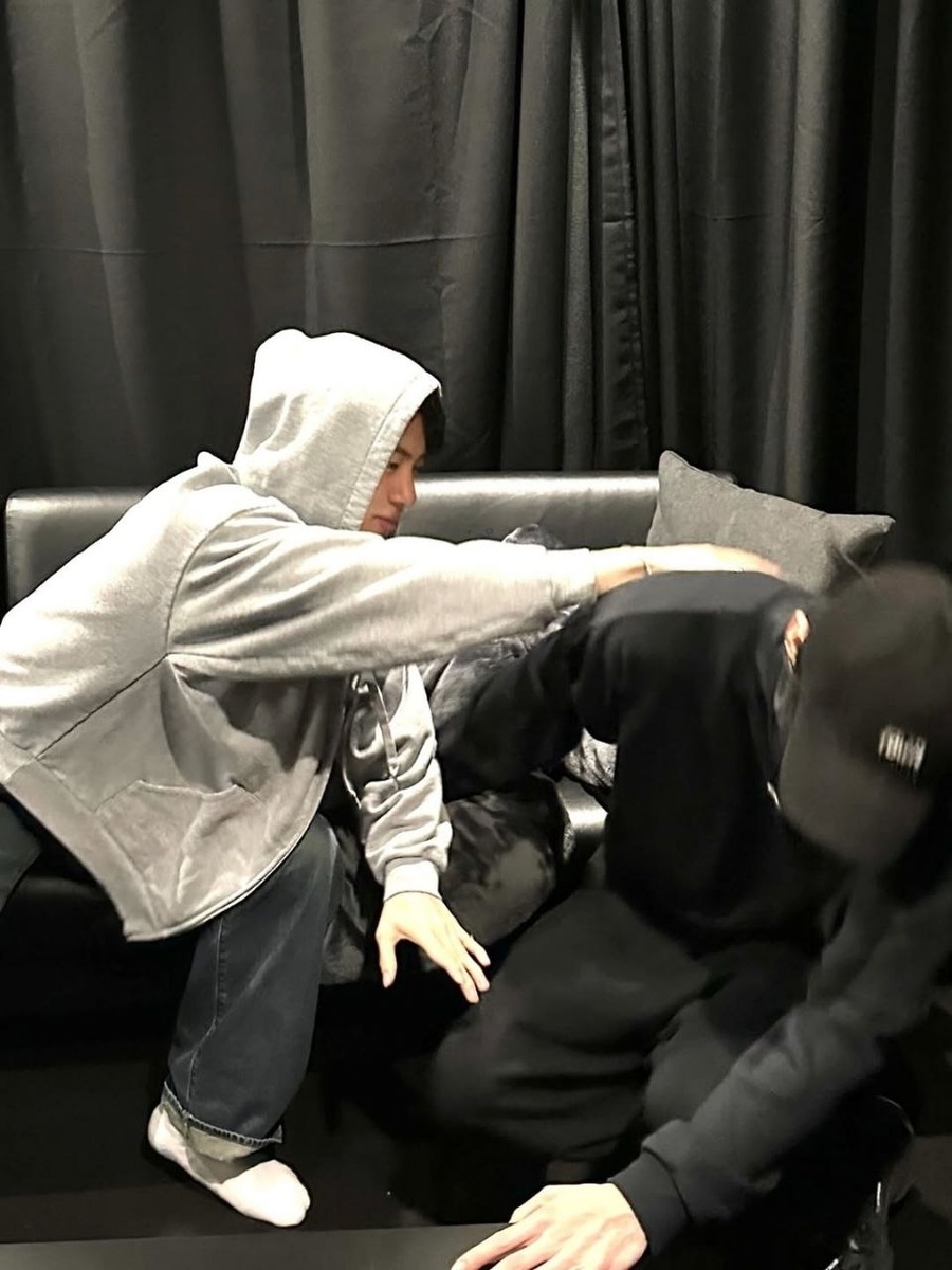 Из соцсетей BTS. Пост с названием "Верни" (вероятно, сцена коварного похищения и сокрытия кроссовок, в комнате ожидания.