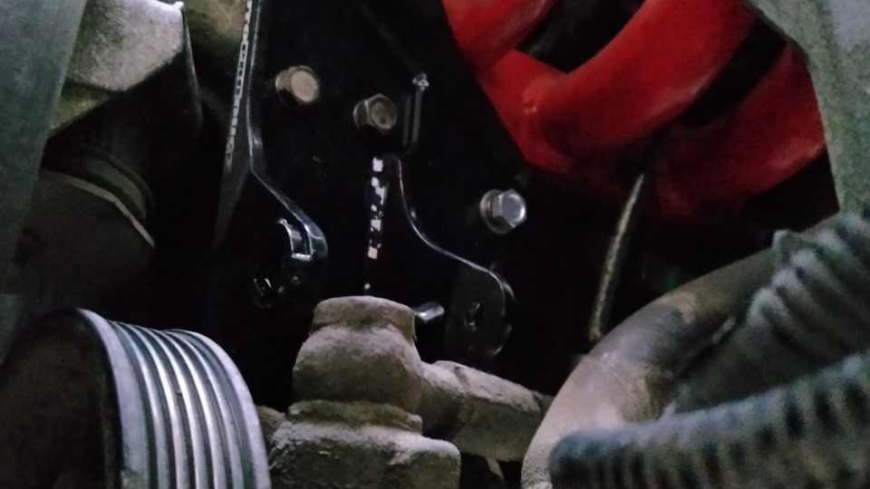 Свист под капотом: почему он возникает и как решить проблему?